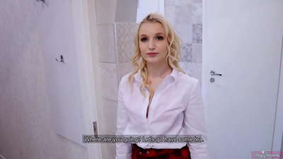 Intombazana encinci yasekholejini ikhohlisa isoka kunye nomhlobo wakhe | I-POV kunye ne-cum ngaphakathi kwi-pussy yakhe!